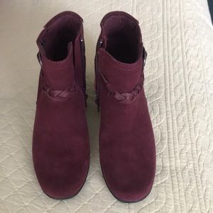 Never Worn Clarks Sz 6 1/2 Maroon Heeled Boots